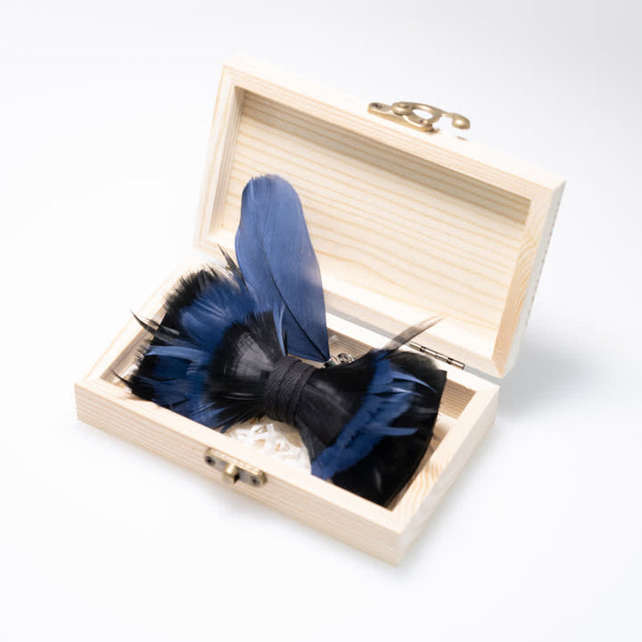 Pajarita infantil con plumas en azul medianoche y negro y broche de solapa