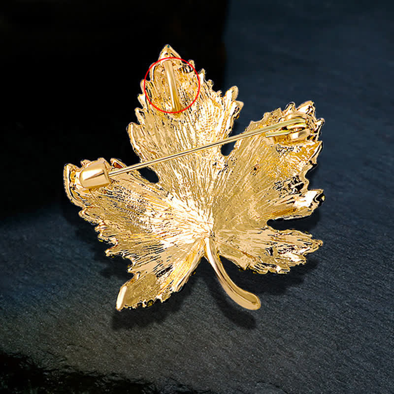 Broche de hoja de arce con cristales de imitación para mujer