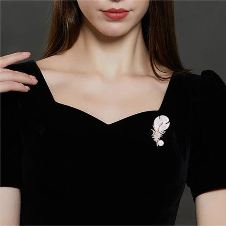 Broche de plumas con concha de perla para mujer