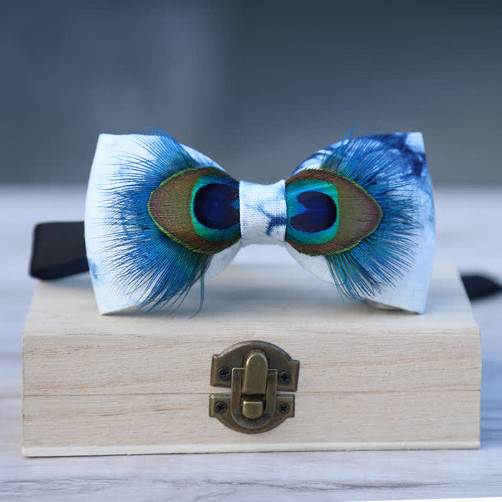 Pajarita con plumas de pavo real teñidas en azul y blanco