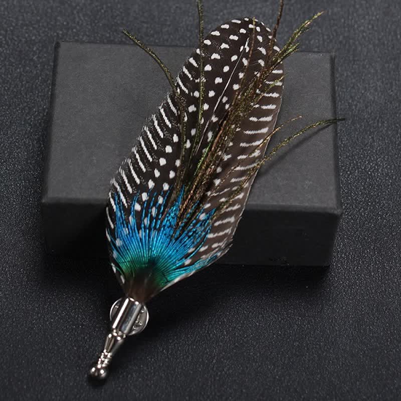 Broche de plumas naturales para ojal de boda.