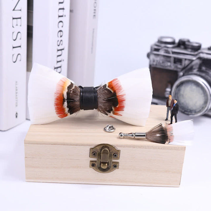 Elegante pajarita de plumas blancas con prendedor de solapa