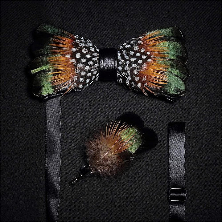 Pajarita vintage con plumas en verde bosque y naranja y broche de solapa
