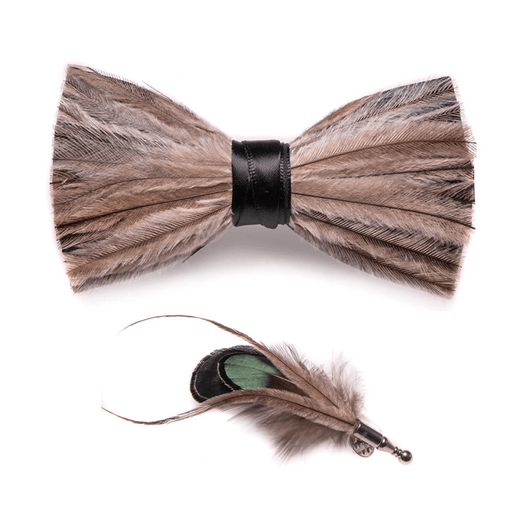 Pajarita con plumas de la paz en marrón y gris y broche de solapa