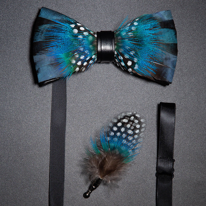 Pajarita con plumas de pavo real azul y negro y broche de solapa