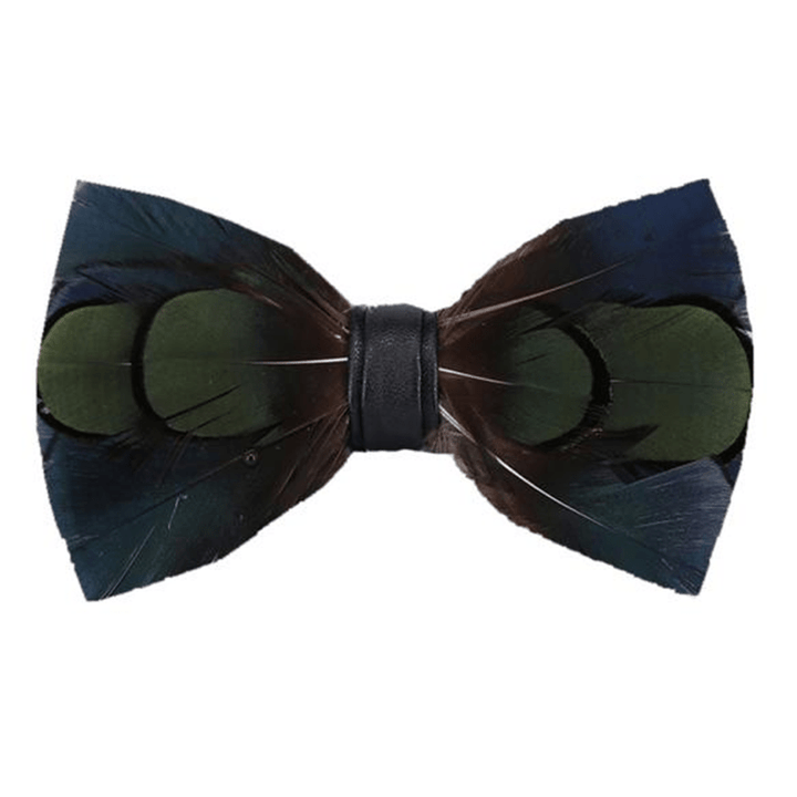 Pajarita con plumas en azul oscuro y verde real y broche de solapa