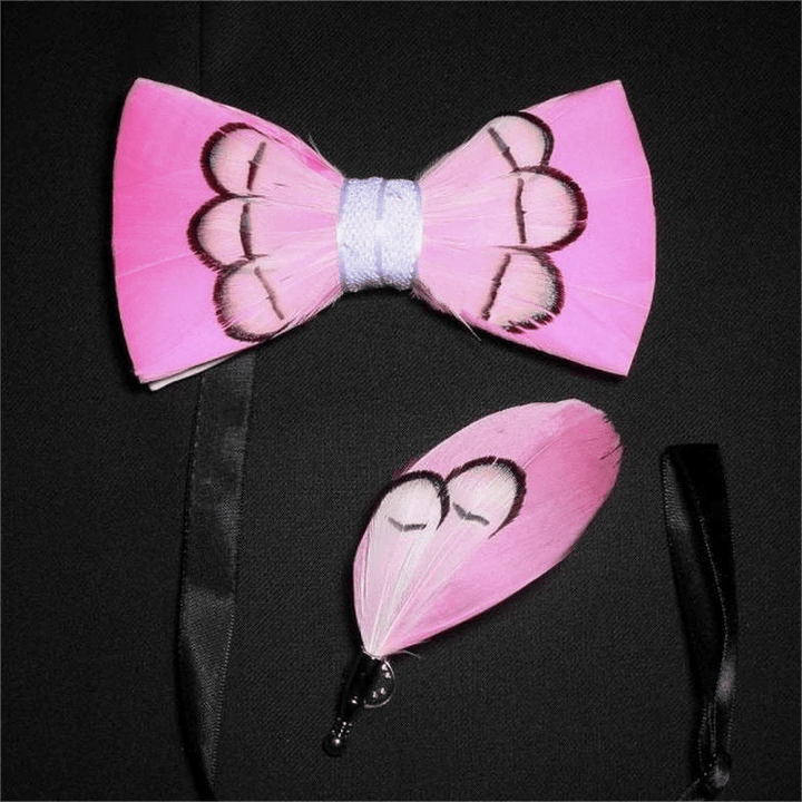 Pajarita con plumas de color rosa intenso y broche de solapa