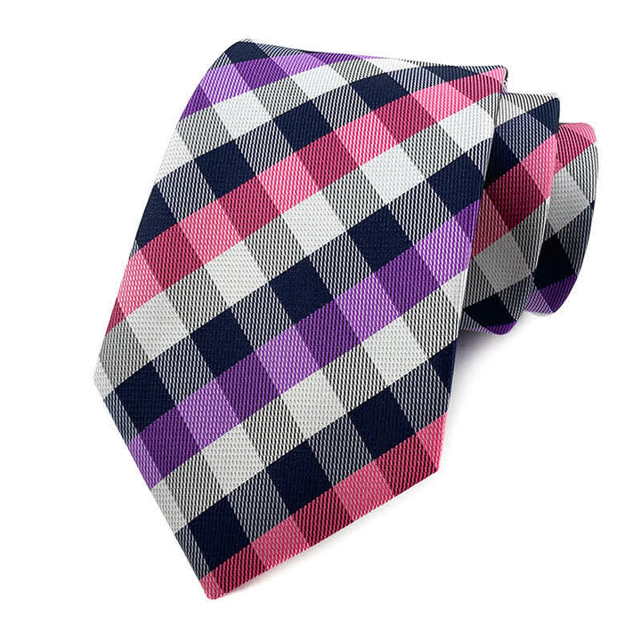Traje de esmoquin ajustado para hombre con corbata a cuadros