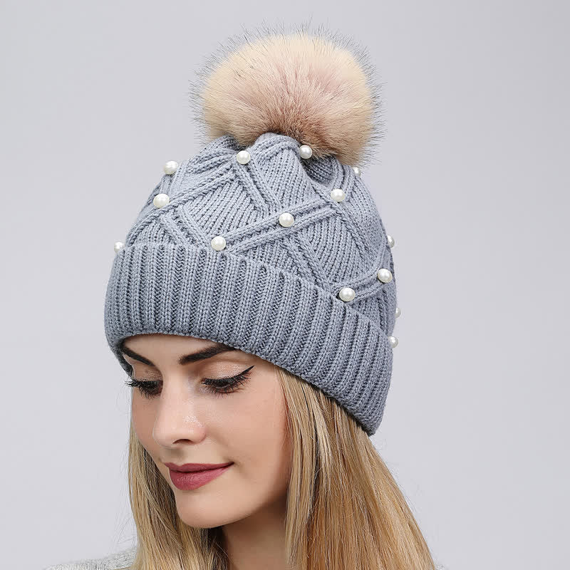 Gorro de punto elástico con pompones y perlas para mujer