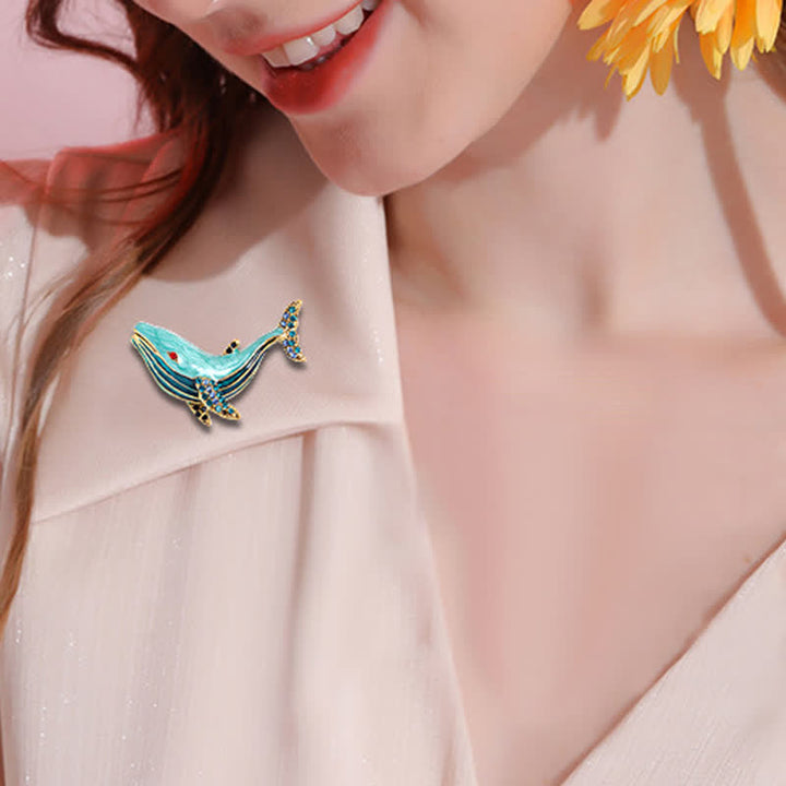 Broche de esmalte con forma de ballena del tesoro para mujer
