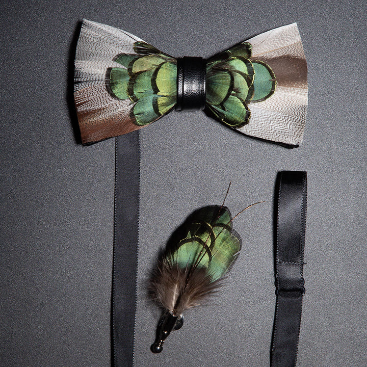Pajarita con plumas en gris y verde bosque y broche de solapa