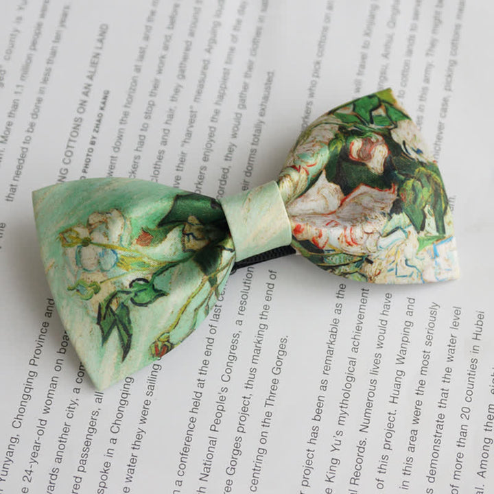 Pajarita con estampado floral de rosas blancas y verde claro para hombre