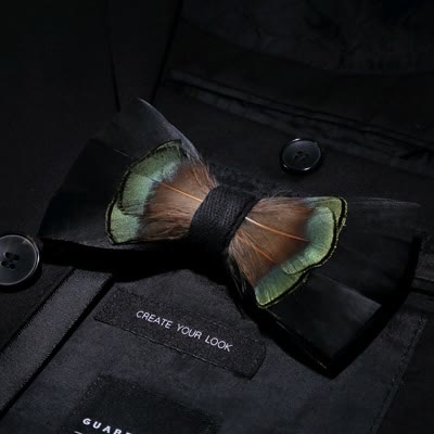 Pajarita de plumas verdes y marrones con broche de solapa