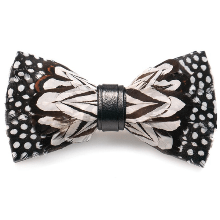 Pajarita con plumas de búho en blanco y negro y broche de solapa