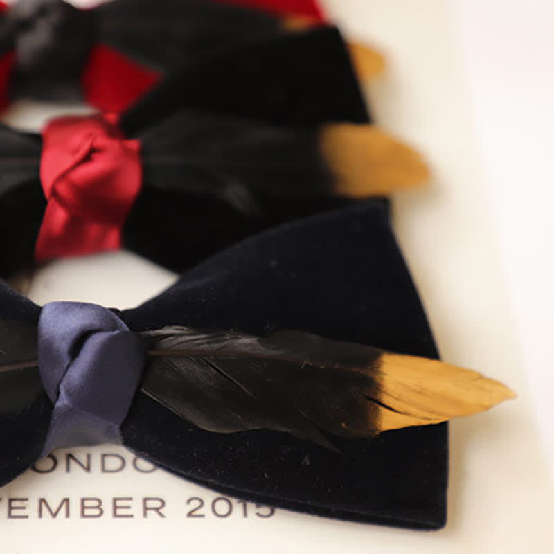 Pajarita de terciopelo texturizado con plumas para hombre