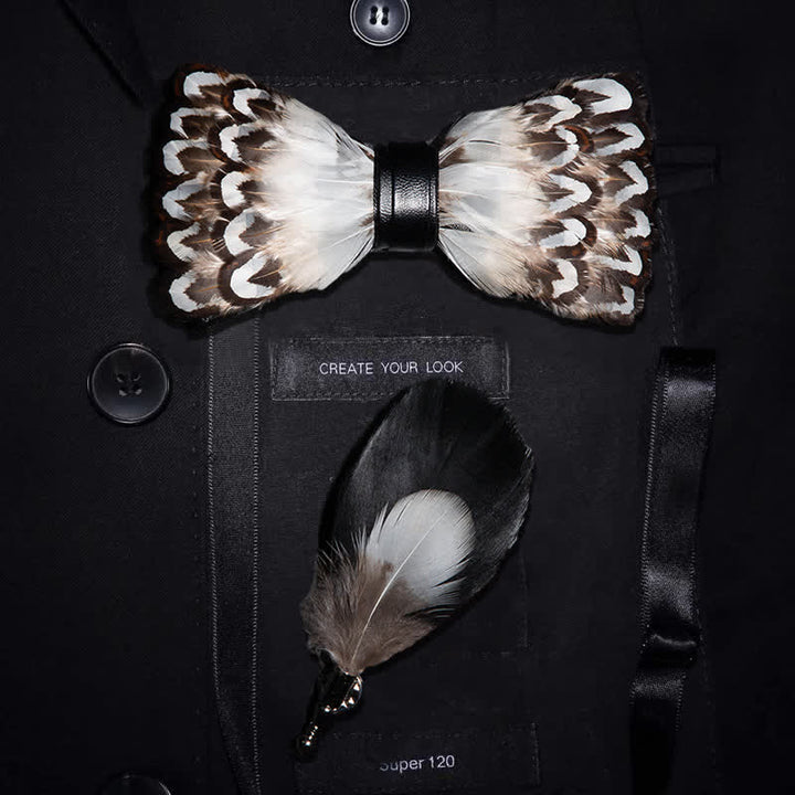 Pajarita con plumas de la naturaleza en blanco y marrón y broche de solapa