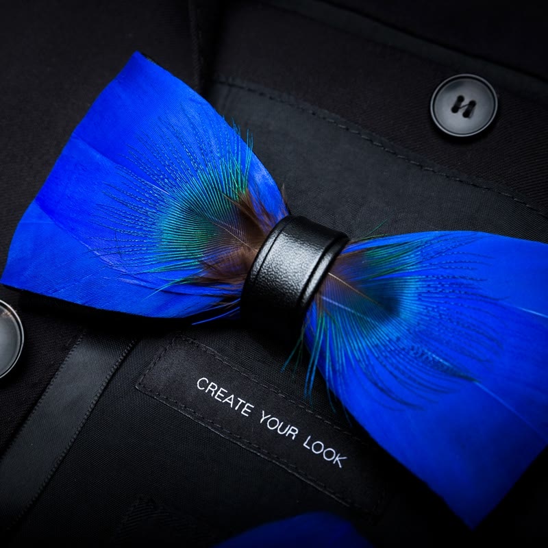 Pajarita de plumas de pavo real azul Oxford para niños con prendedor de solapa