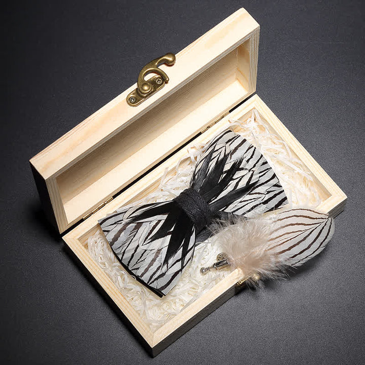 Pajarita con plumas y rayas de cebra en blanco y negro para niños con prendedor de solapa