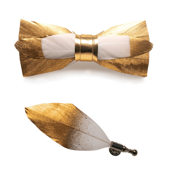 Pajarita con plumas de caramelo doradas y blancas y broche de solapa