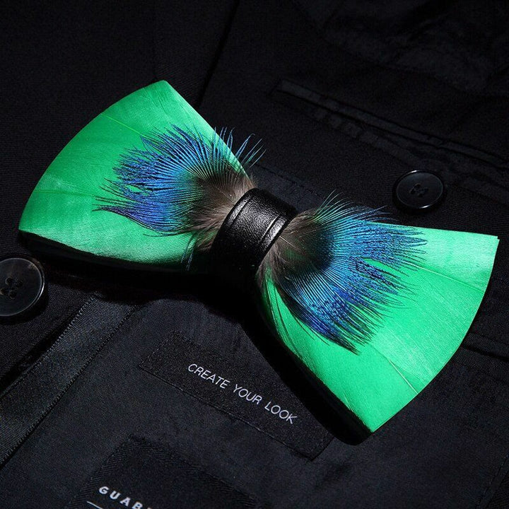 Pajarita con plumas azules y verdes para niños con broche de solapa