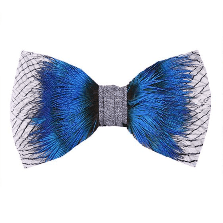 Pajarita con plumas de pavo real azul y amor por el océano