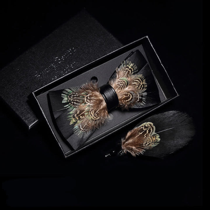 Pajarita con plumas de faisán en negro y marrón intenso y broche de solapa - image 1