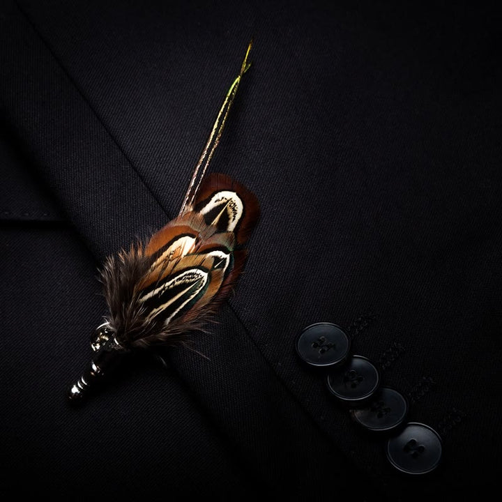 Pajarita de plumas de faisán marrón con prendedor de solapa