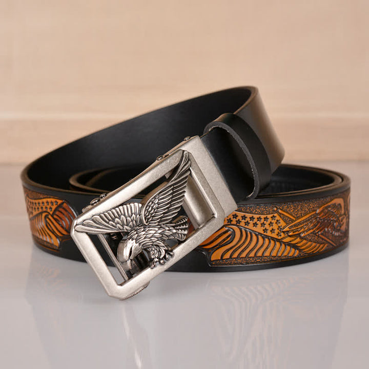 Cinturón de cuero con relieve y hebilla de águila hueca para hombre