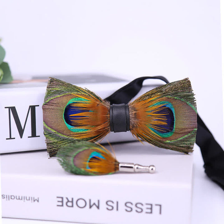 Pajarita con plumas y prendedor de solapa con ojos de pavo real verde