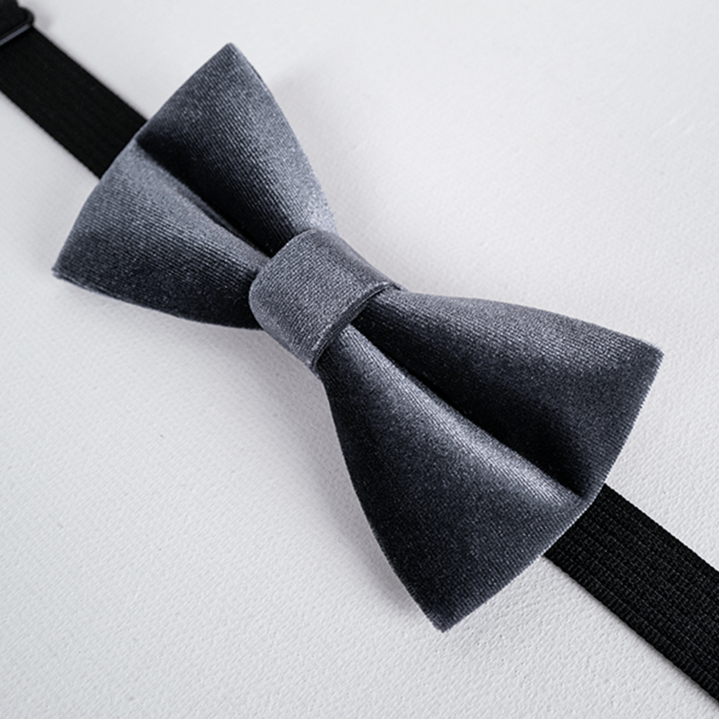 Pajarita de terciopelo de color liso gris carbón para hombre