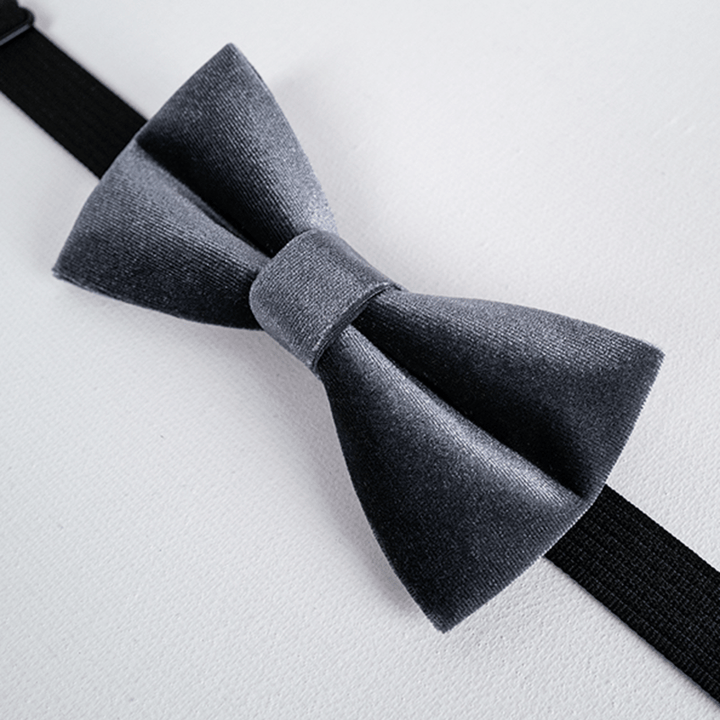 Pajarita de terciopelo de color liso gris carbón para hombre