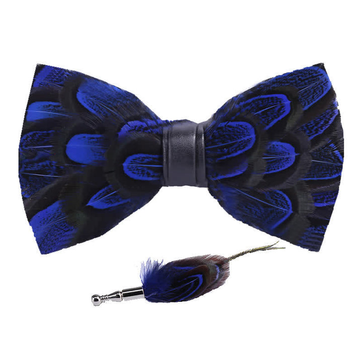 Pajarita con plumas de pavo real en azul medianoche y negro y broche de solapa