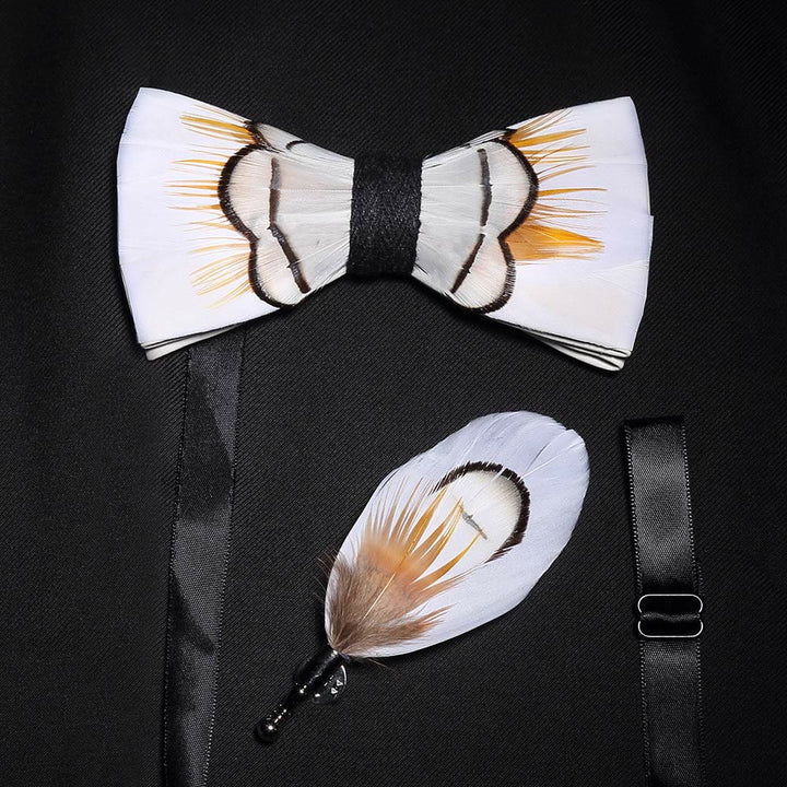 Pajarita elegante de plumas color beige con broche de solapa
