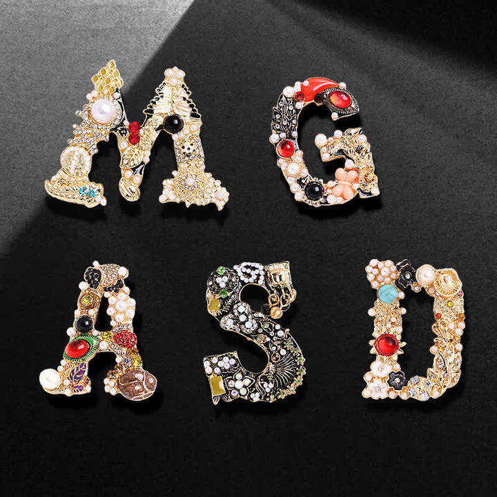 Broche unisex con letra de perla barroca