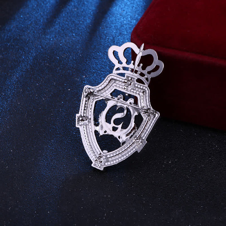 Broche de corona con letras reales inglesas para hombre