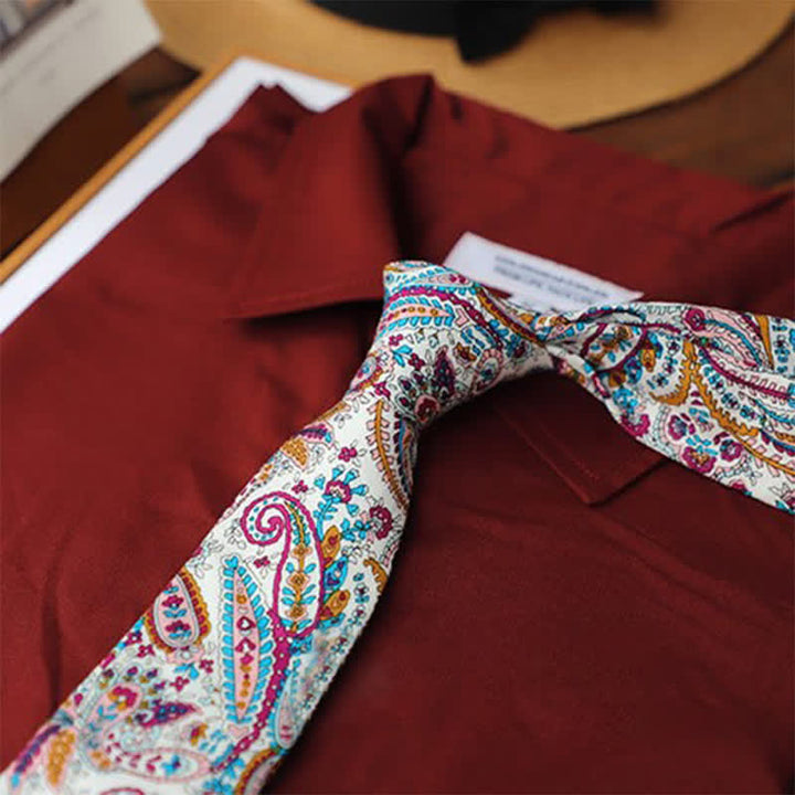 Corbata clásica con estampado paisley vivaz para hombre