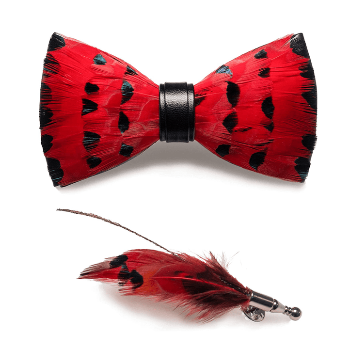Pajarita con plumas de cola de pinzón rojo y alfiler de solapa