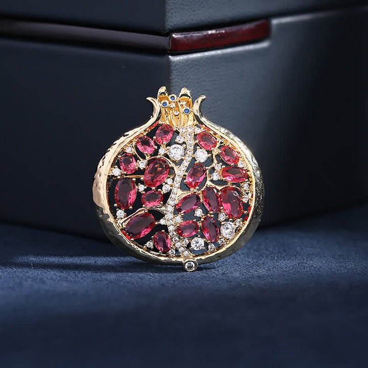 Broche elegante de mujer con forma de insecto y granada.