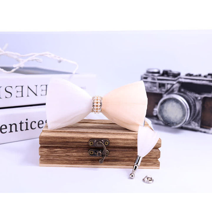 Pajarita con plumas de perla brillante en blanco y rubor y broche de solapa