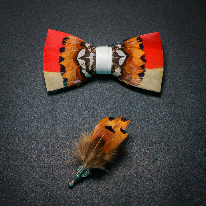 Pajarita con plumas alegres en color naranja y blanco y broche de solapa