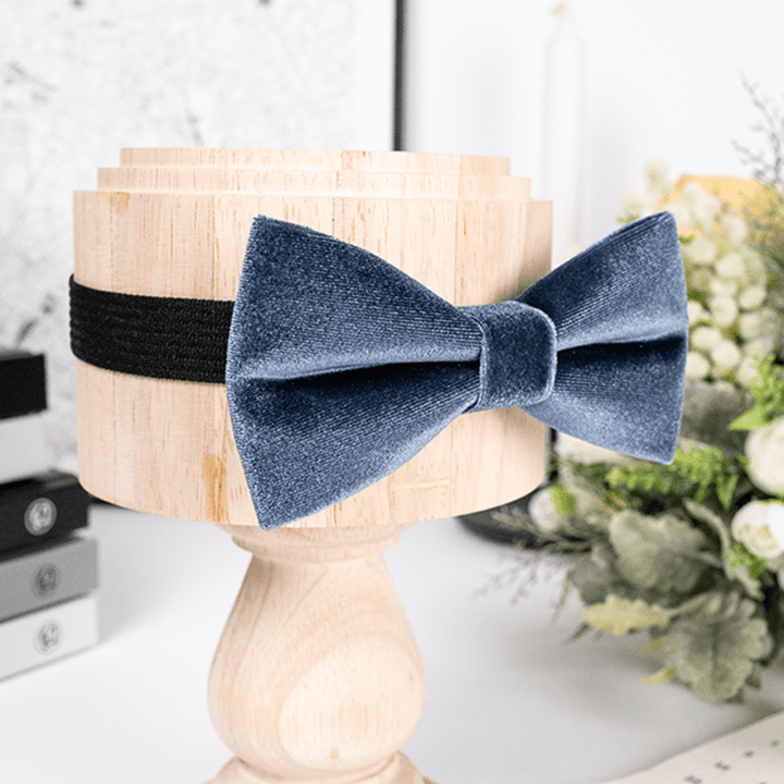 Pajarita de terciopelo de color liso gris brumoso para hombre