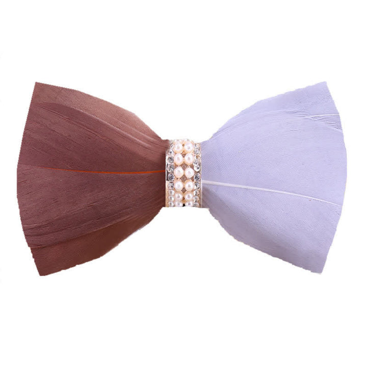 Pajarita con plumas de perla brillante en marrón y blanco y broche de solapa