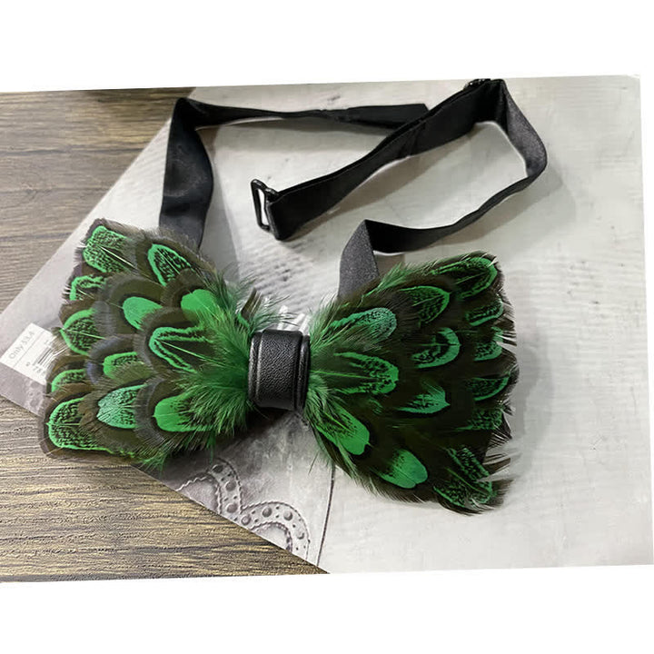 Pajarita con plumas de pavo real en verde bosque y negro y broche de solapa