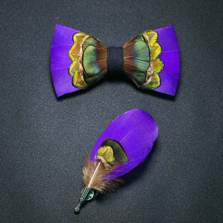 Pajarita con plumas reales moradas y verdes y broche de solapa