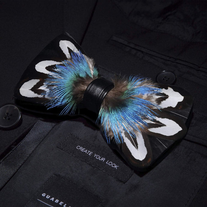 Pajarita con pluma de pavo real azul y negra con broche de solapa