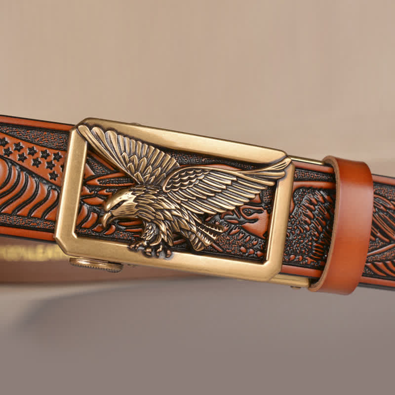 Cinturón de cuero con relieve y hebilla de águila hueca para hombre