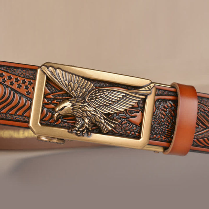 Cinturón de cuero con relieve y hebilla de águila hueca para hombre