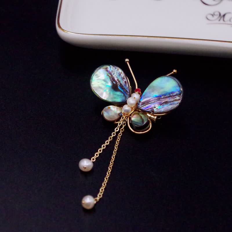 Broche de borla con forma de mariposa y concha para mujer