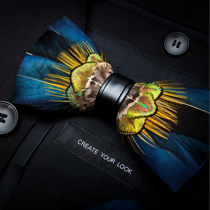 Pajarita de plumas de pavo real azul y amarilla para niños con prendedor de solapa