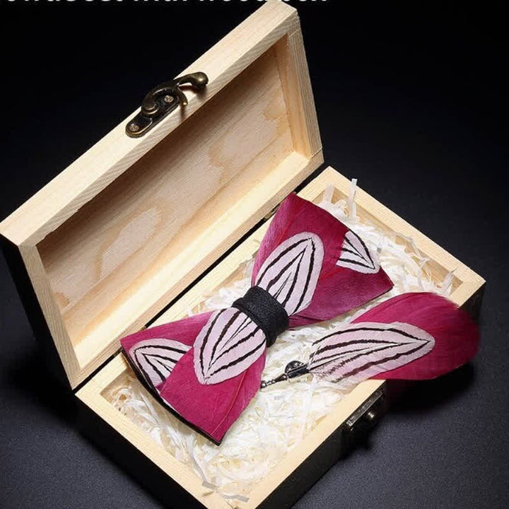 Pajarita con plumas dulces en color rosa oscuro y blanco y broche de solapa